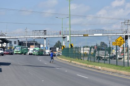 A pesar de que existe un puente a unos 30 metros, los transeúntes prefieren cruzar por la vía.