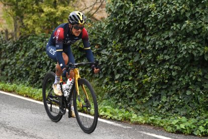 Richard Carapaz es uno de los favoritos para ganar la Vuelta a Cataluña. En la montaña buscará alcanzar el liderato.