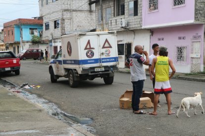 Una vela y un cartón fueron colocados en el sitio donde asesinaron a Jostin Reyes.