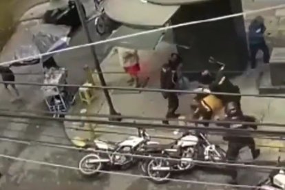 Los uniformados interceptaron a los implicados en un robo luego de que se resbalaran en una moto en la que huían.