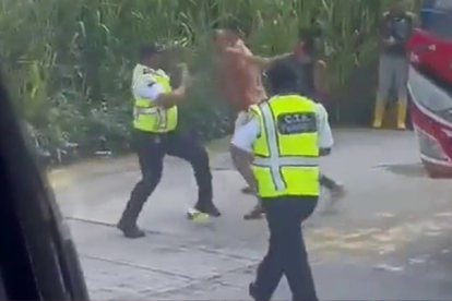 El conductor agredió a los agentes de tránsito, lo que inició la pelea.