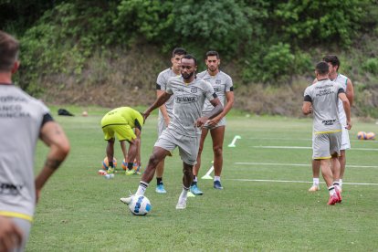 El volante brasileño Leonai Souza es uno de los jugadores que llegó esta temporada a Barcelona.