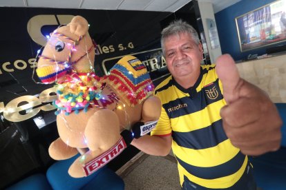 Ecuador Echeverría y uno de sus camellos que tiene luces y banderas.