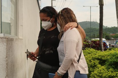 Las 
hermanas de la trans asesinada llegaron a la morgue. Estaban desconsoladas.