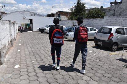 Dentro de los planteles educativos hay reglamentos que los padres de familia deben hacer notar a los hijos que deben cumplir.