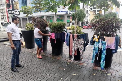 En el sitio podían verse prendas de vestir colgadas en las macetas.