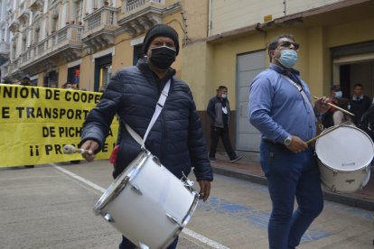 La medida inició el lunes 21 de marzo. El gremio solo aceptó hablar con el alcalde.