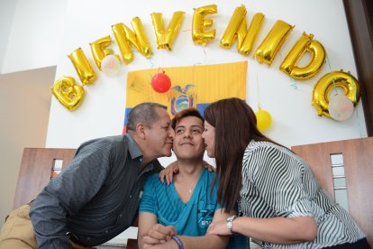 Los padres de Diego  lo recibieron con una celebración en casa.