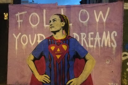 El mural pintado por el artista urbano TVBoy la muestra como una superheroína.