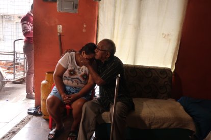 La abuela de la niña asesinada recibe el consuelo de su esposo. Presenciaron el crimen.