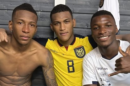 Pervis Estupiñán (i), Carlos Gruezo y Moisés Caicedo festejaron en el camerino, tras el duelo ante Paraguay.