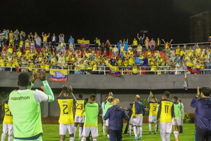 El festejo de Ecuador con su hinchada en Paraguay.