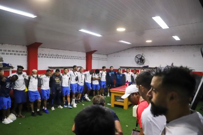 En la intimidad del camerino, el presidente Francisco Egas agradeció a jugadores y cuerpo técnico por la clasificación al Mundial.