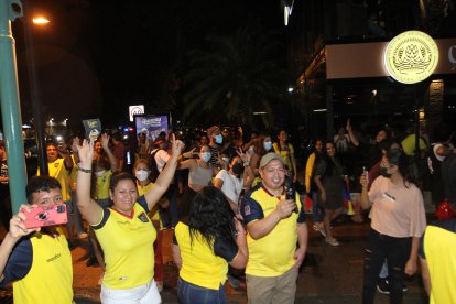 Cientos de aficionados de la Tricolor se tomaron las calles de Urdesa (norte de Guayaquil), para celebrar la clasificación de Ecuador al Mundial de Catar.
