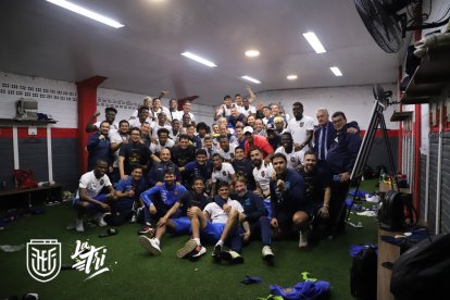 Toda la alegría de Ecuador en el camerino del estadio de Ciudad del Este en Paraguay.