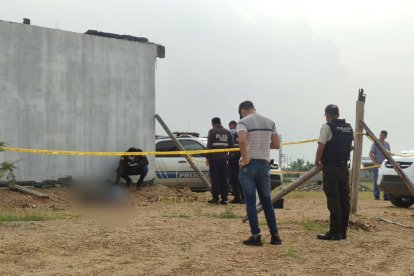 El cuerpo fue descubierto aproximadamente a las 13:00 de este viernes. En la zona se halló ocho indicios balísticos.