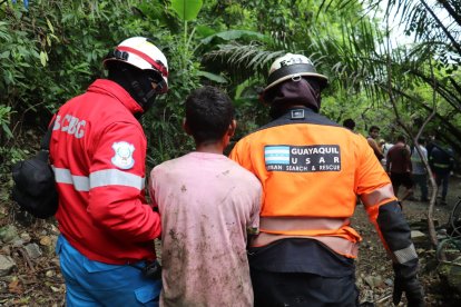 El joven fue subido en una ambulancia y llevado a una casa asistencial.