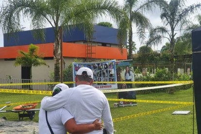 Los padres de la Génesis Tonato Lozada durante la exhumación de su cuerpo.