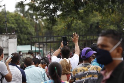 Los allegados, que esperaban fuera del recinto, se despedían con afán de sus hijos, sobrinos y hasta enamorados.