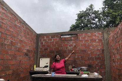 En la casa de Sandra Torres el techo se levantó con todo y toldo por fuertes vientos.