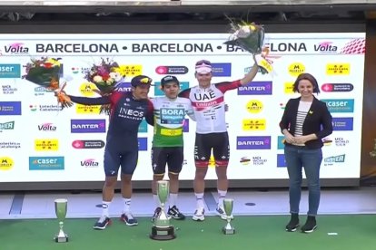 Richard Carapaz (i) junto a Sergio Higuita y Joao Almeida en el podio de la Vuelta a Cataluña.