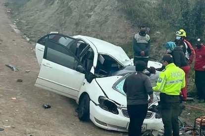 Un vehículo pesado  chocó al carro en que viajaba el fiscal Henry Armijos.