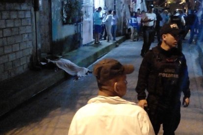 Agentes de Criminalística recogían indicios en los sitios donde cayó la mujer y en la vivienda donde murió su pareja.