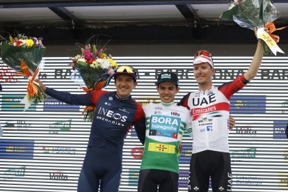 Richard Carapaz (i) junto a Sergio Higuita y Joao Almeida en el podio de la Vuelta a Cataluña.
