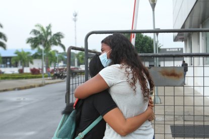 EN EL CENTRO DE CRIMINILISTICA FAMILIARES ESPERAN EL CUERPO FALLECIDO DE SU SER QUERIDO 27 DE MARZO DEL 2022 GUAYAQUIL-ECUADOR