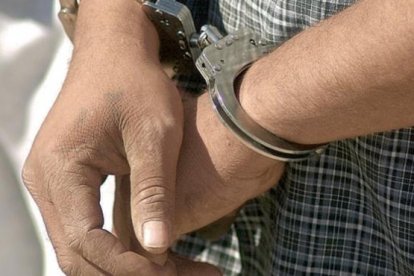 El sospechoso de agredir a su pareja fue localizado y llevado ante las autoridades.