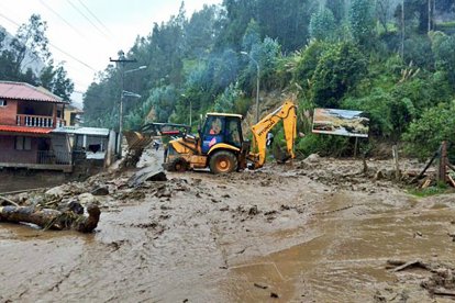 Maquinaria trabaja por despejar las vías luego del deslizamiento.