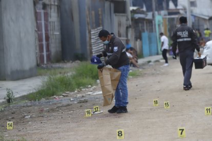 En el sitio se encontró 22 indicios balísticos, además de prendas de vestir que pertenecerían a las víctimas.