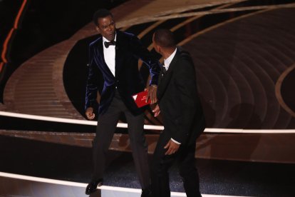 El momento en el que Will Smith le da un 'puñetazo' a Chris Brown frente a las cámaras