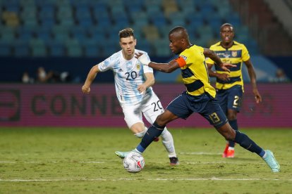 Enner Valencia (d) sí podrá estar con Ecuador en el duelo ante Argentina, debido a que no tiene acumulación de amarillas.
