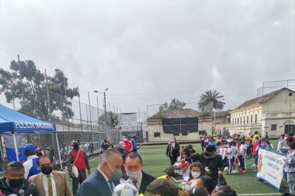 Los policías compartieron con los adolescentes participantes del torneo.