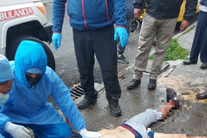Los vecinos dijeron que si la ambulancia  llegaba pronto, la víctima no se desangraba.