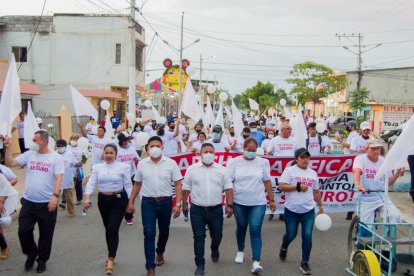 Con globos y banderas, comerciantes y lugareños protestaron contra el ‘choreo’ e inseguridad.
