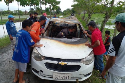 Moradores llamaron a la policía porque temían que dentro del carro hubiera un muerto.