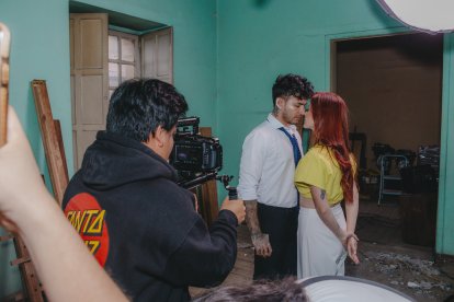 El novio de Do casito se desmaya cuando la vio tan cerquita de Helian en el video de su canción ‘Quédate’.