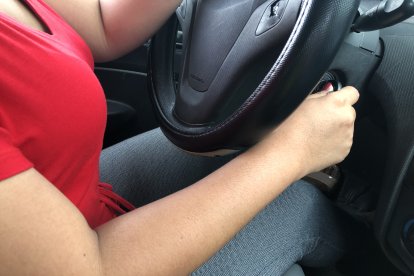 ‘Amagadora’ compradora aprovechó el momento justo para ‘soplar’ con el vehículo.