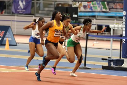 Maribel Caicedo (c), en representación de la UTEP, consiguió la medalla de oro en los torneos de Conferencia.