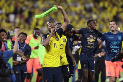 Michael Estrada (c), celebra con sus compañeros de Ecuador, al finalizar el partido Argentina.