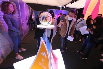 El balón oficial del Mundial 2022 fue presentado en Quito. Se desplaza con velocidad en el aire y está inspirado en Catar.