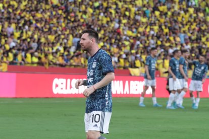 El astro argentino causó furor en el estadio Monumental el martes 29 de marzo.