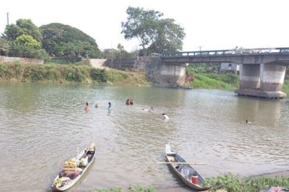 El cuerpo estaba flotando en un afluente del cantón Salitre.