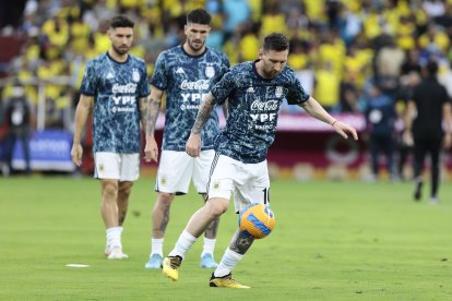 Lionel Messi calienta antes del inicio del partido entre Ecuador y Argentina.