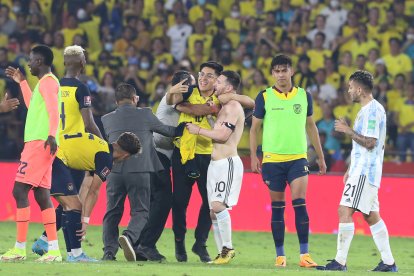 Joshué Garzón se metió a la cancha cuando terminó el partido entre Ecuador y Argentina para tomarse una selfie con Lionel Messi.