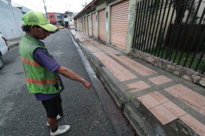 Detrás del Centro de Convenciones de Durán hubo un asesinato. Un reciclador muestra el punto donde ocurrió el crimen.