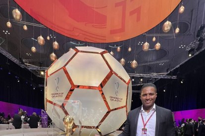 Antonio Valencia junto al trofeo de la Copa Mundial.