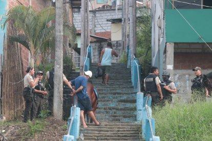 Un total de 579 policías se desplegaron al sitio. Ejecutaron allanamientos y detuvieron a 34 personas como sospechosas de delitos como tenencia de armas y venta de droga.